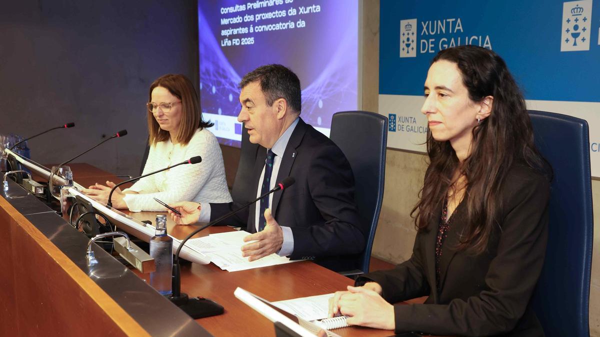 Carmen Cotelo, Román Rodríguez y Sabela Pardo, ayer, en Santiago.