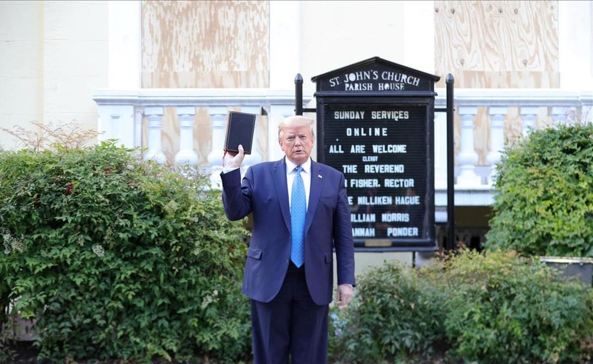 Donald Trump sujeta una biblia frente a la iglesia episcopal de St. John, junto a la Casa Blanca, en Washington, el 1 de junio del 2020.
