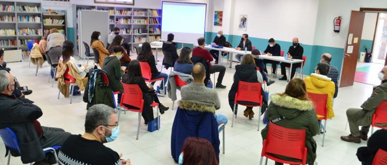 La presentación del proyecto para la reforma de la biblioteca Torrente Ballester de Bueu.   | // GONZALO NÚÑEZ