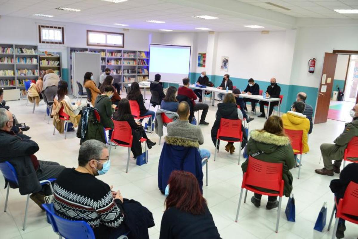 La presentación del proyecto para la reforma de la biblioteca Torrente Ballester de Bueu.   | // GONZALO NÚÑEZ