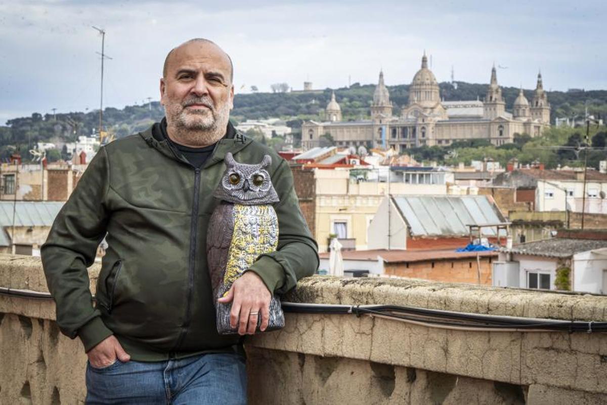 El vecino, en el lado de la terraza que da a Montjuïc.
