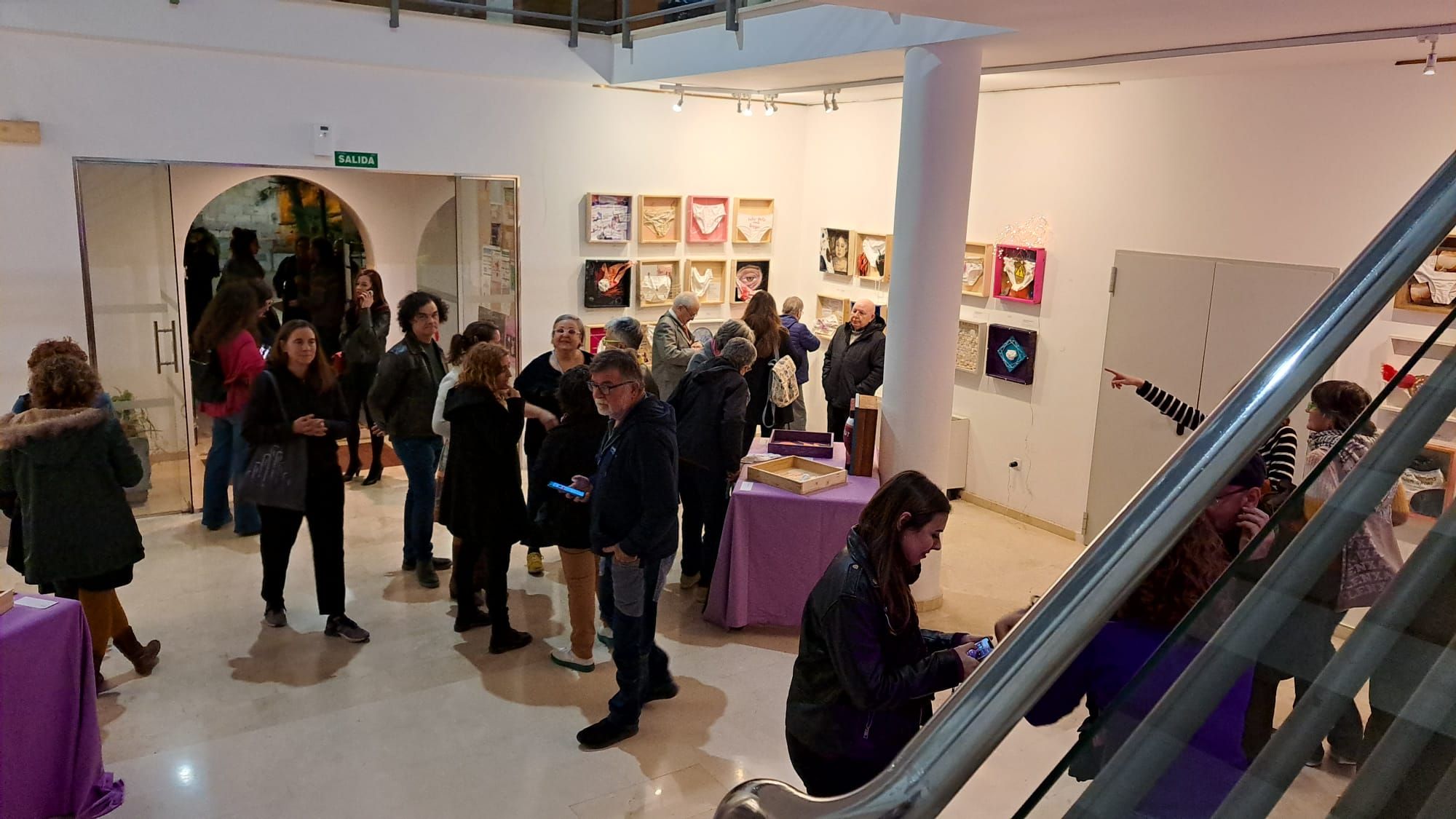 La exposición colectiva  'En bragues' se inauguró en Muro el 25-N y podrá visitarse hasta el 15 de diciembre