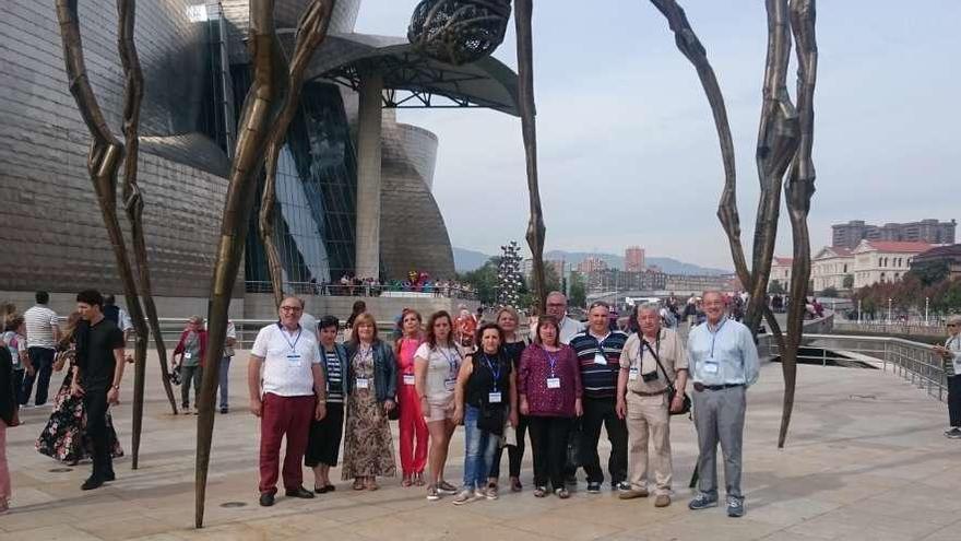 La delegación canguesa, ayer en Bilbao, en el exterior del Museo Guggenheim.