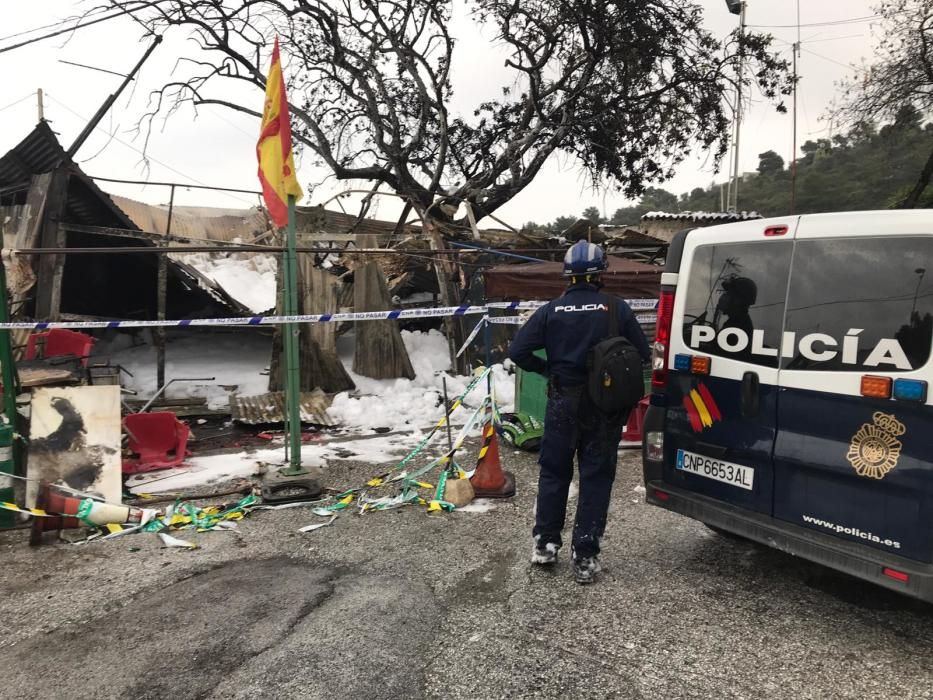 La Policía Nacional investiga las causas que originaron, en la madrugada del martes al miércoles, el incendio de una casa de chapa en el Camino de la Sierra, en Churriana, y en el que perdieron la vida dos personas.
