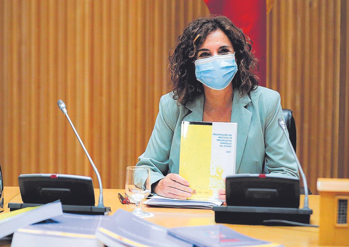 La ministra de Hacienda, María Jesús Montero, muestra los Presupuestos del Estado 2021.
