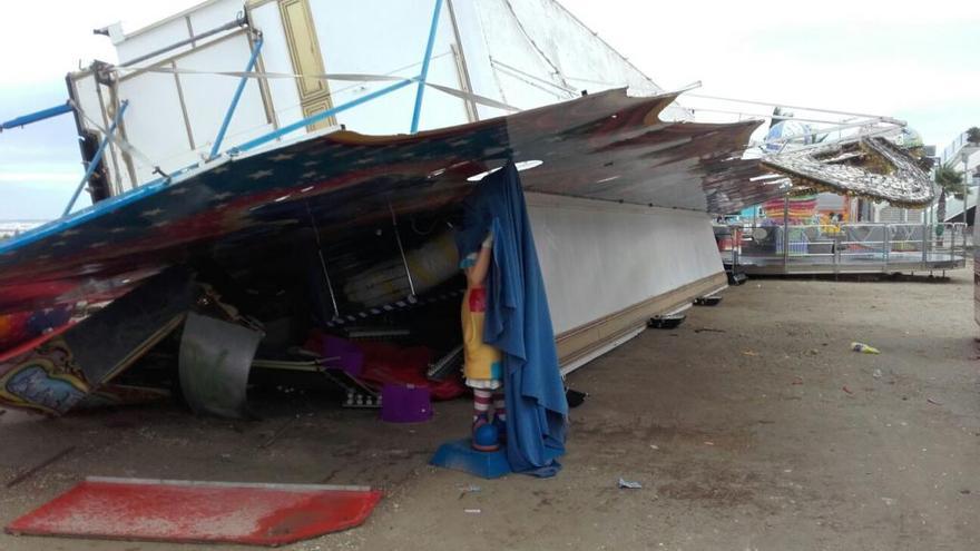 La tormenta obliga a desalojar a cuatro chicas en Xàbia y derriba una atracción de feria en Dénia