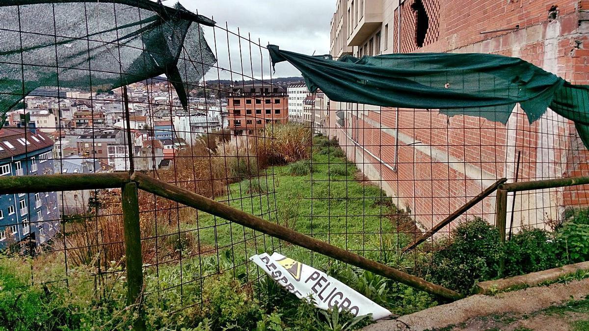 Estado del ámbito, con edificios inacabados y obras de urbanización pendientes. |   // LA OPINIÓN