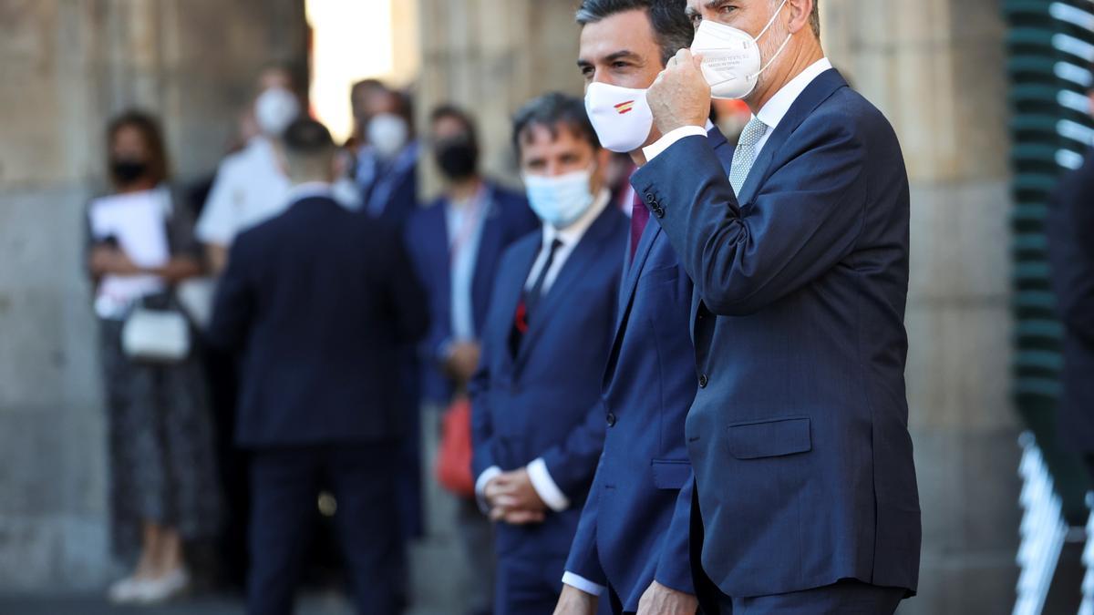 El presidente del Gobierno, Pedro Sánchez, y el rey Felipe VI, antes del arranque de la XXIV Conferencia de Presidentes, en Salamanca, este 30 de julio de 2021.