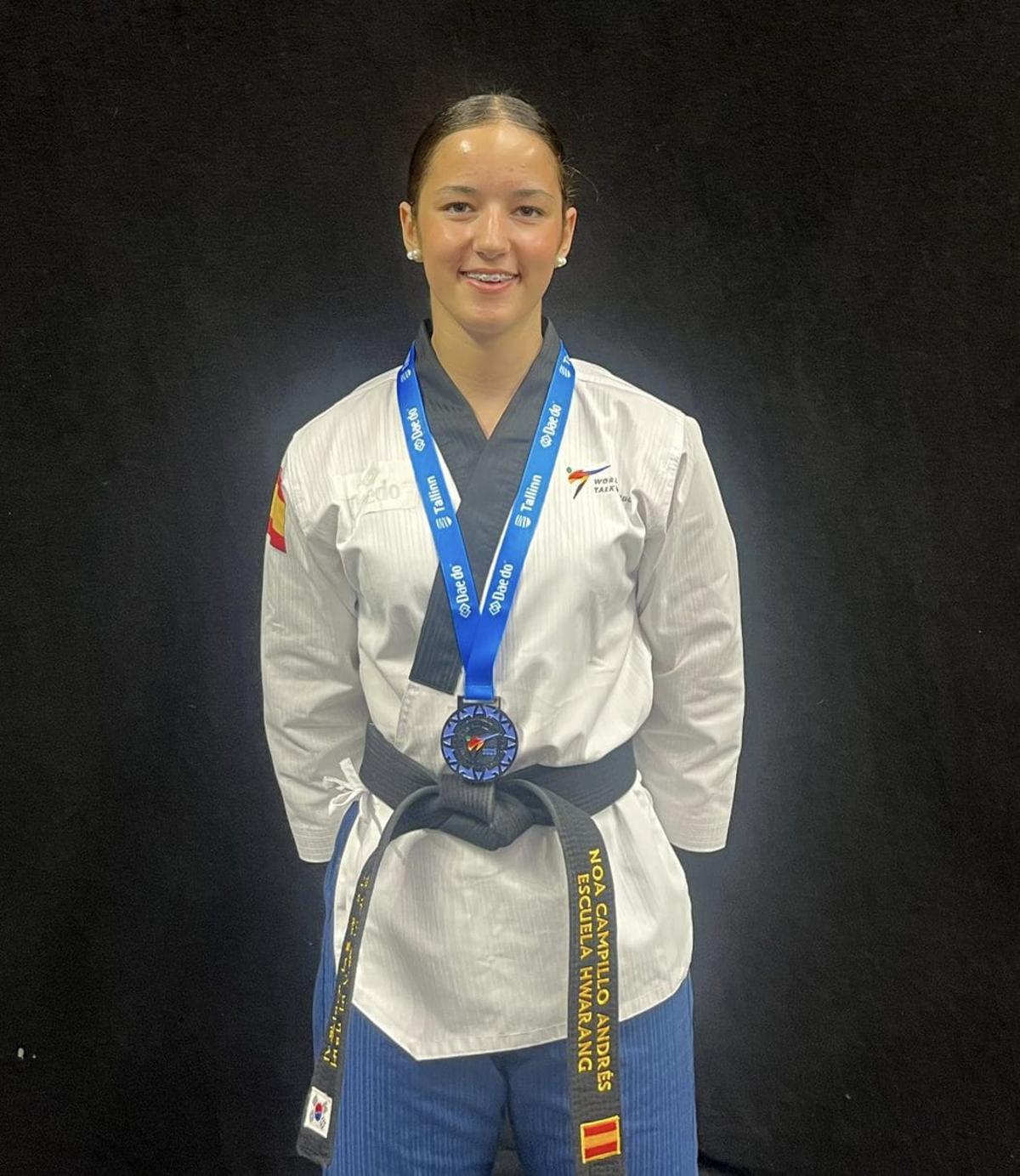 Noa Campillo luce su medalla de plata colgada del cuello.