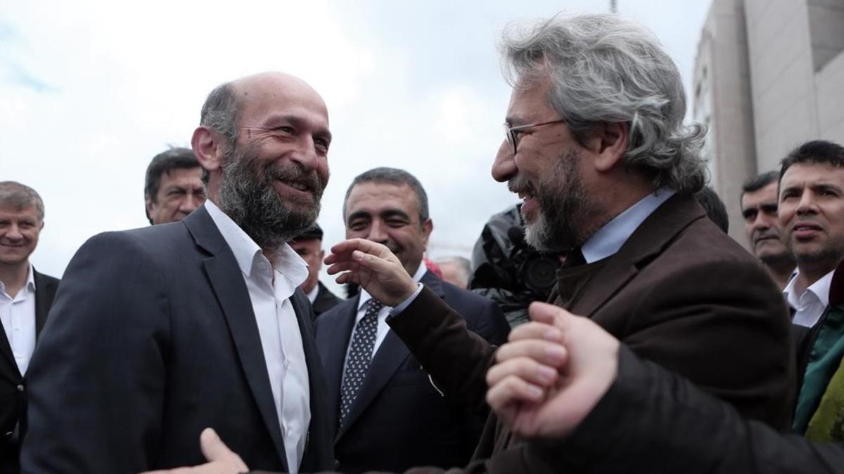 Los periodistas turcos Can Dündar (derecha) y Erdem Gul.