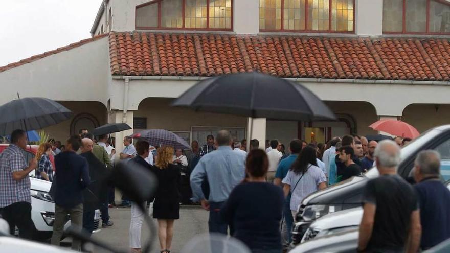Una multitud arropa a la familia del motero avilesino muerto en Pontevedra