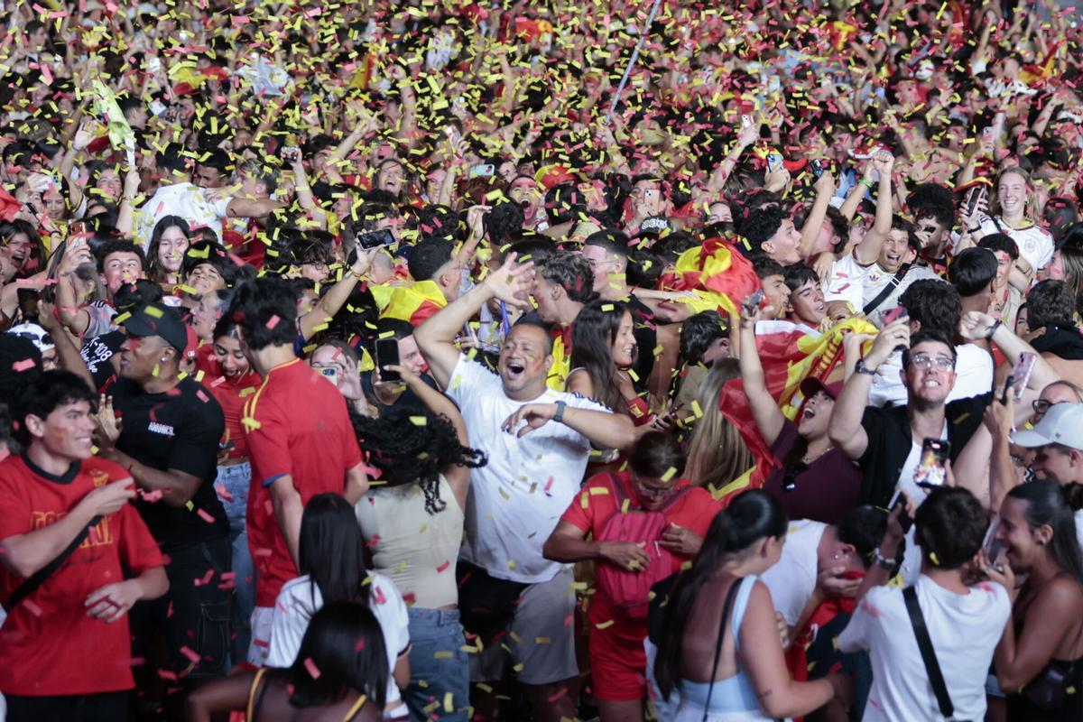 Imágenes del ambiente del partido de España en Santa Cruz