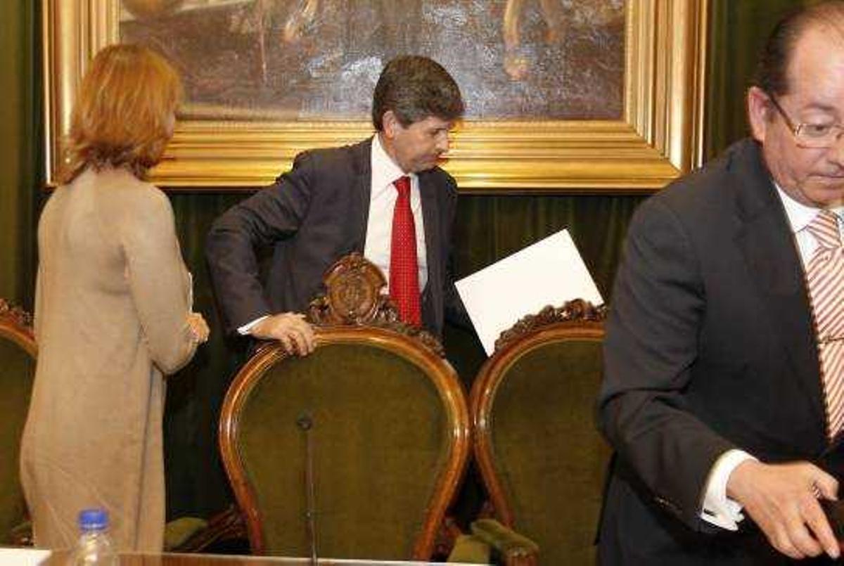 El PP busca acomodo a los ediles históricos en las Corts y el Senado