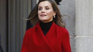 La reina Letizia, de rojo, el pasado 21 de diciembre, en un actor de la Asociación Española contra el Cáncer.