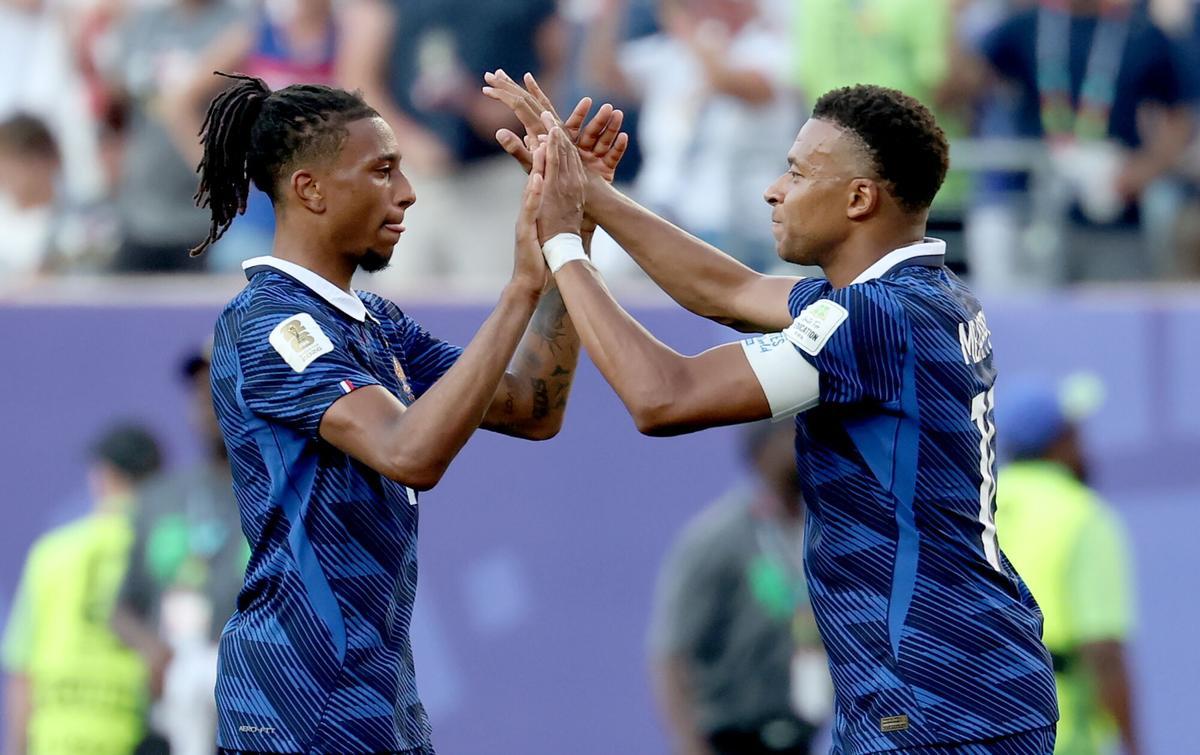 Los futbolistas Kylian Mbappé (d) y Michael Olise (i), de Francia, celebran el triunfo de su selección sobre la de Paraguay en el partido disputado el pasado 3 de julio, correspondiente al Mundial de Estados Unidos, México y Canadá.