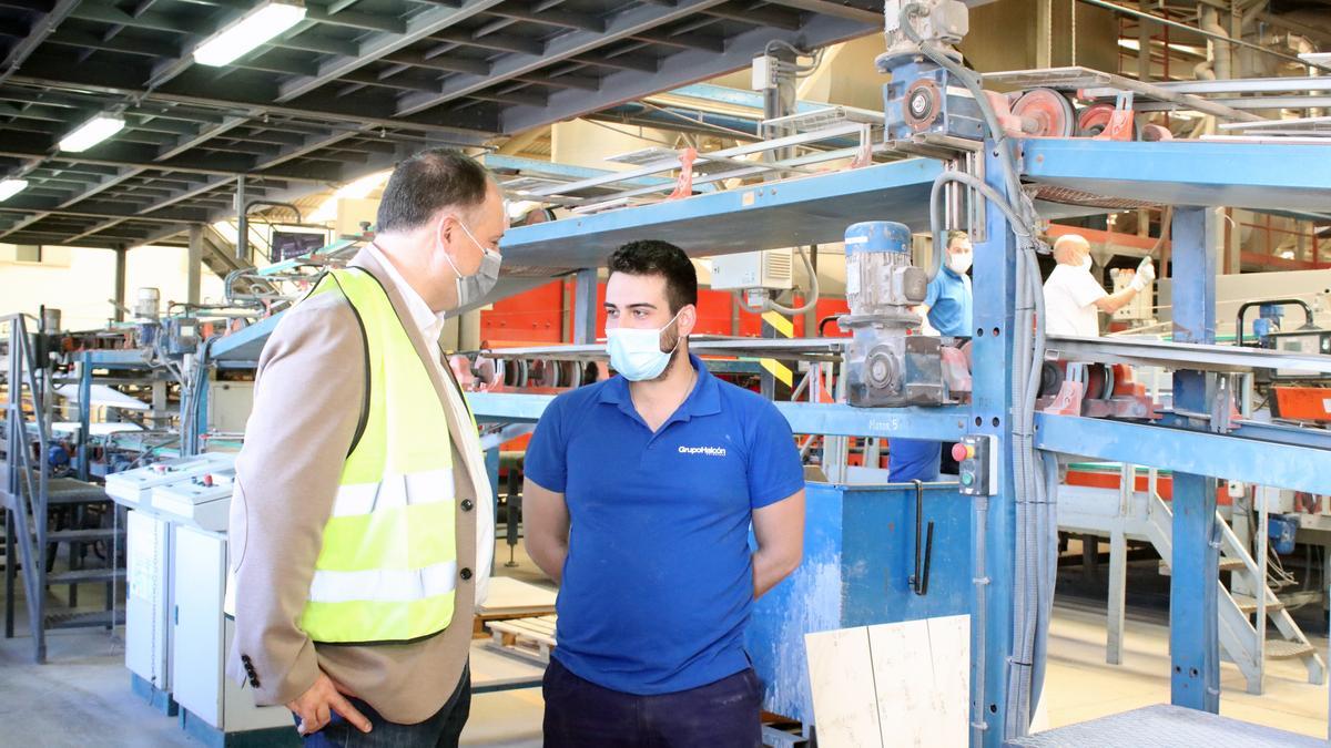 El edil Salvador Aguilella en su visita a la empresa Halcón Cerámicas.