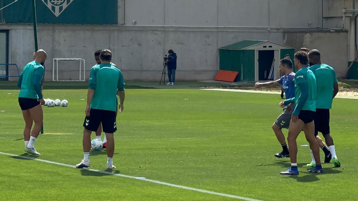 Entrenamiento del Betis en la CD Luis del Sol previo al partido de Liga ante el Elche