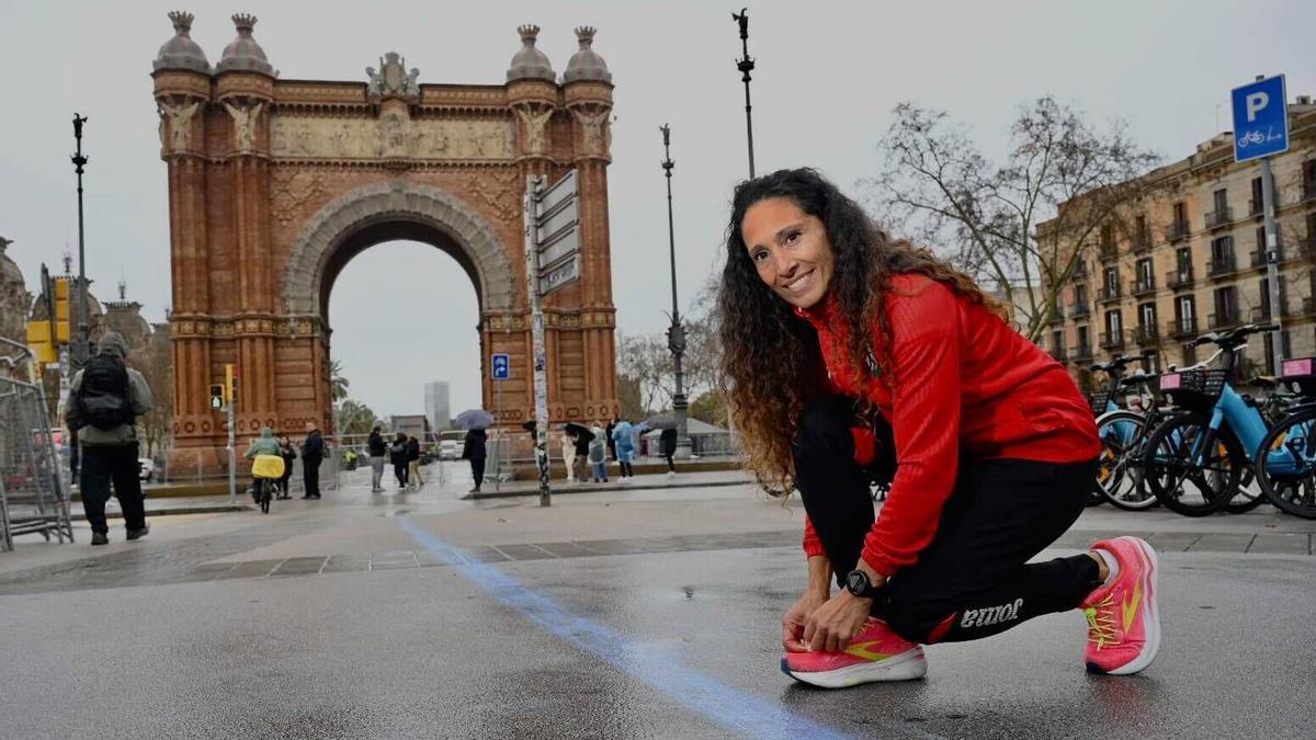 Stella Beazzutti posa junto al Arc del Triomf, este viernes
