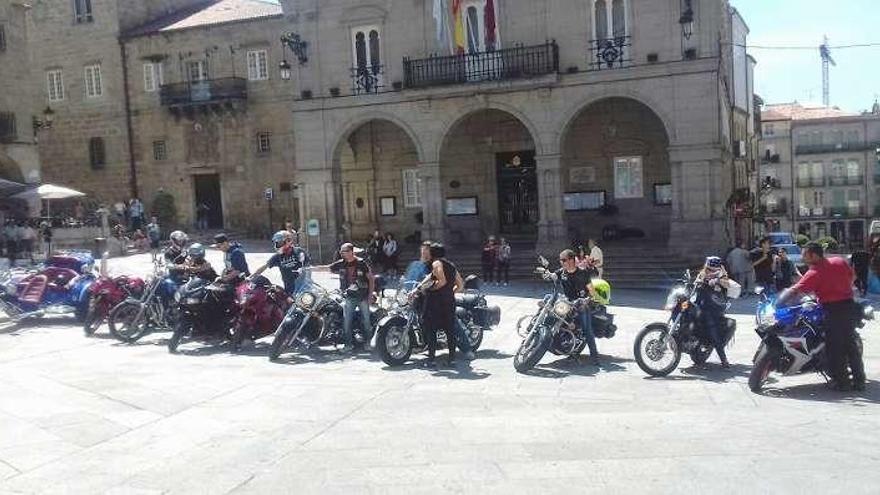 Moteros en la Praza Maior, ayer en Ourense. // FdV