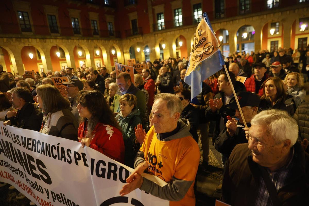 La movilización vecinal por los camiones en Gijón, en imágenes