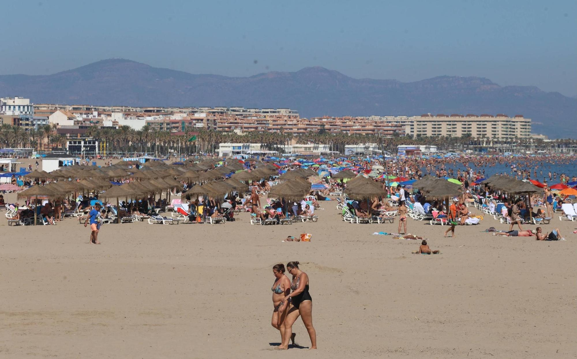 El buen tiempo llena la playa de la Malvarrosa en València