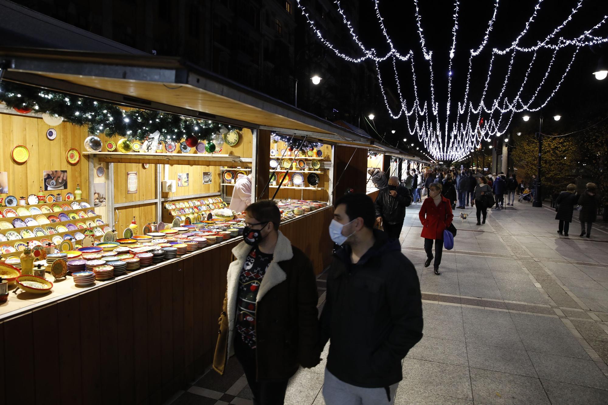 El mercadillo de Navidad abre sus puertas en el paseo de Begoña pese al covid