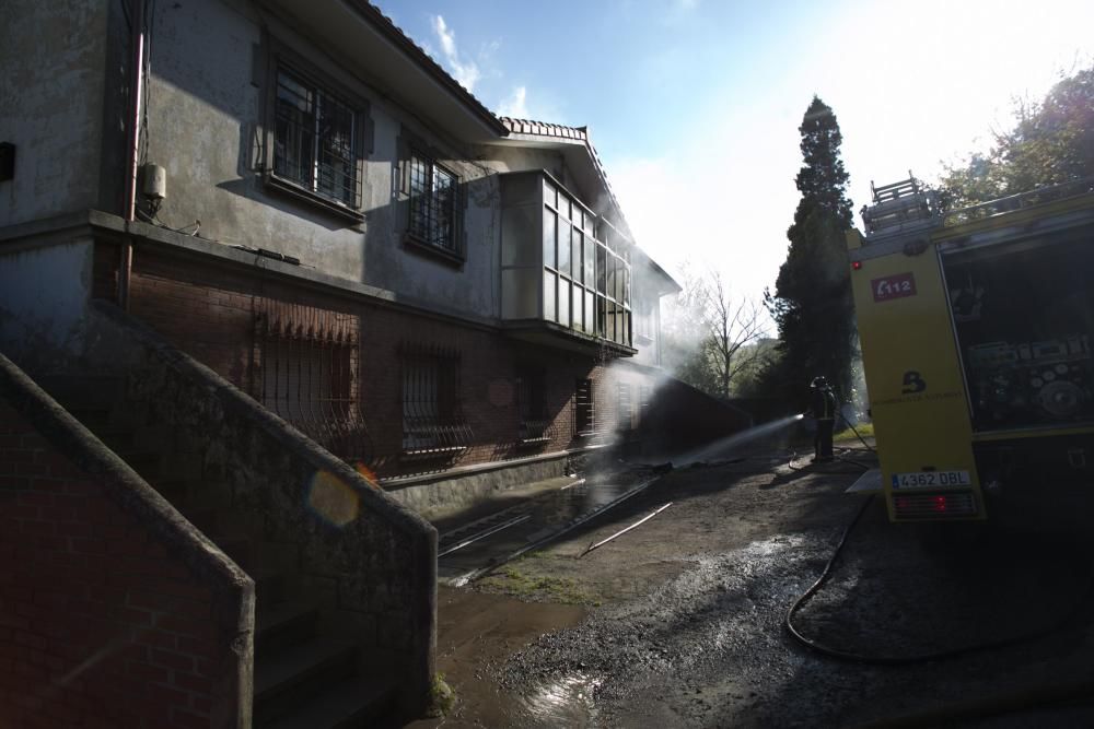 Incendio en un caserón de Jardín de Cantos, en Avilés