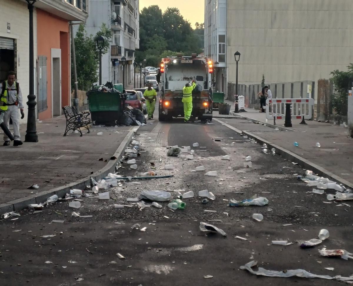 Operarios del servicio de limpieza, durante el trabajo de retirada de residuos en O Carballiño.