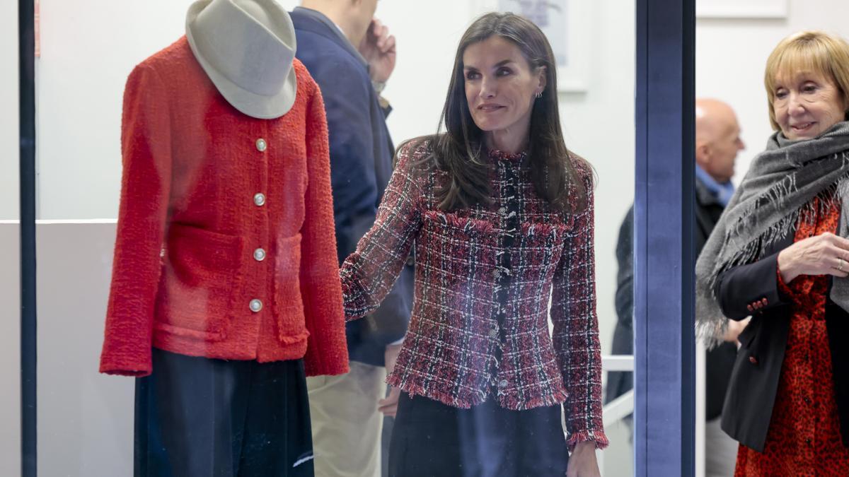 La reina Letizia se interesó por esta chaqueta en su visita a la sede central de APRAMP