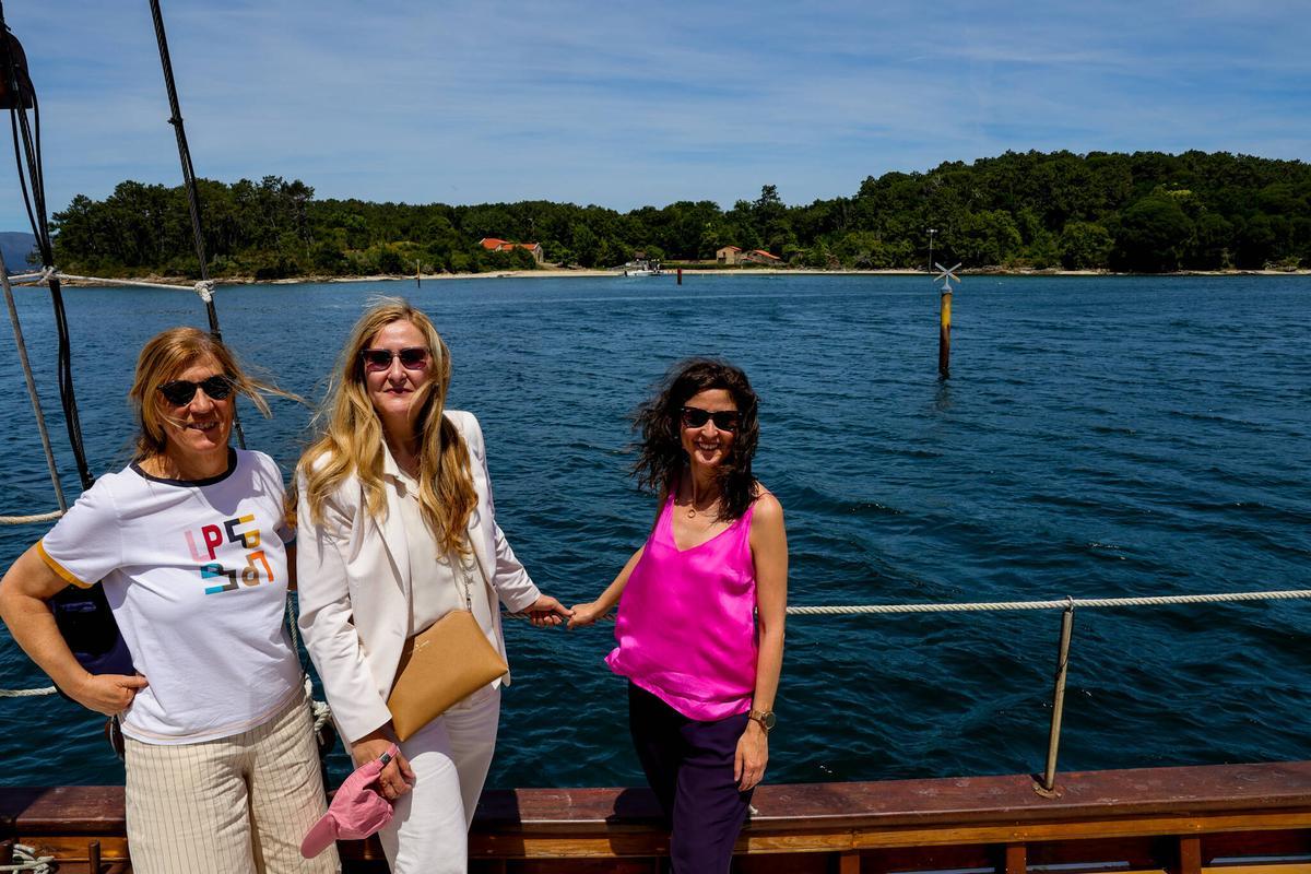 La escritora con la concejala con la concejala Sonia Outón de camino a la isla.