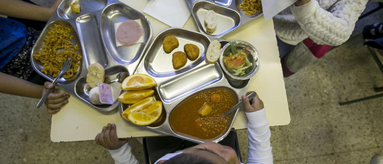 Menús en el colegio Isla de Tabarca, lentejas con verduras para veganos y fideuá con pescado, los demás.