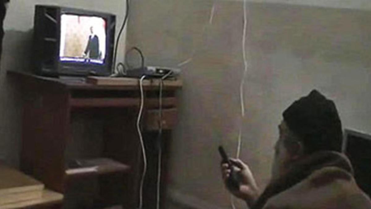 Una imagen de vídeo de Bin Laden mirando la televisión