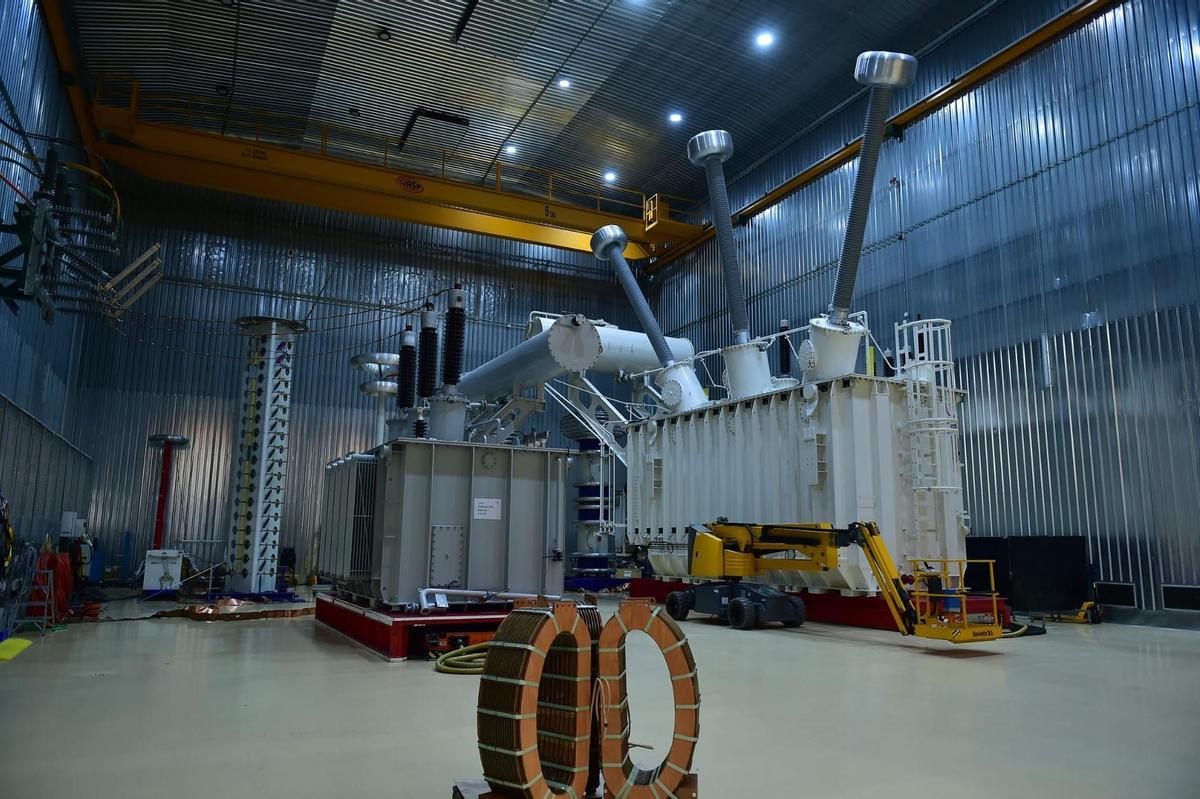 Un transformador ya montado en Faramax, en Malpartida de Plasencia.