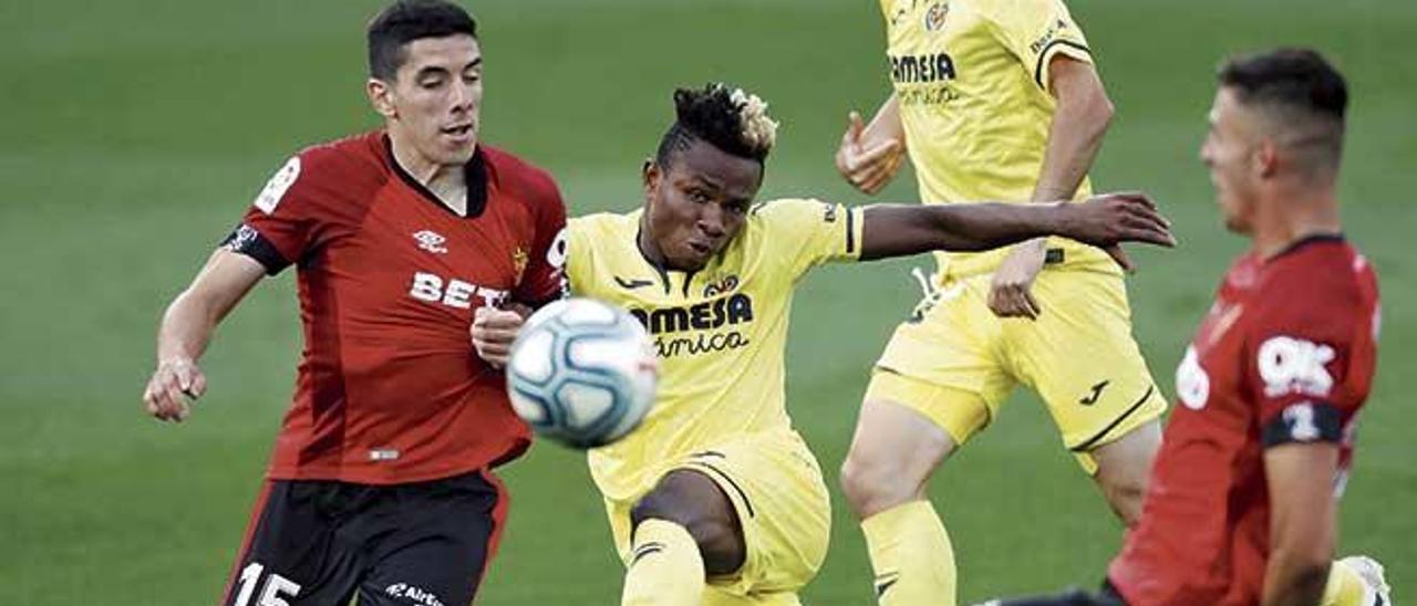 Gámez y Valjent intentan frenar a Chukwueze, el autor del único gol.