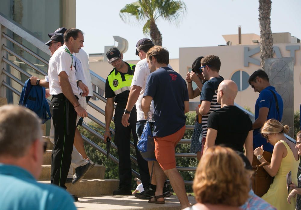 Miles de personas se dan cita en el Village del Puerto de Alicante para disfrutar del estreno de la competición