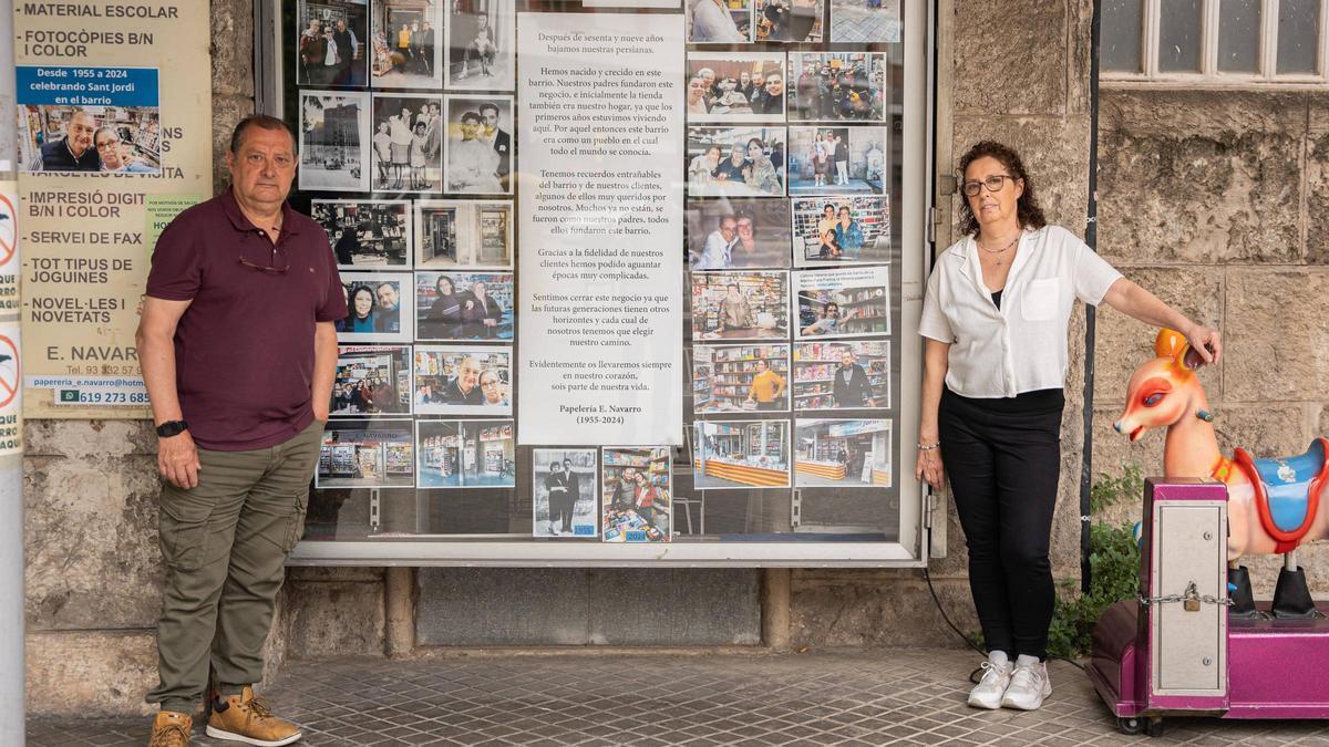 Cierra la histórica librería E.Navarro, en el barrio de La Marina del Port de Barcelona