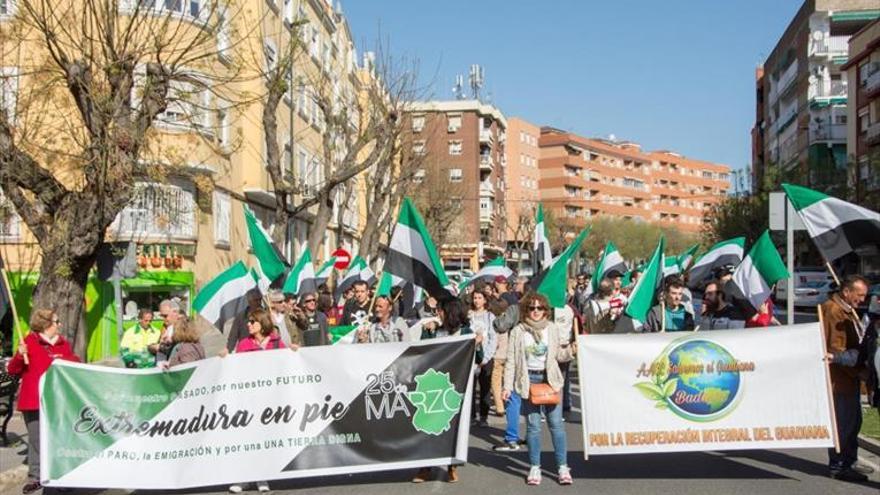 Manifestantes reciben a los viajeros en la estación y piden un tren digno