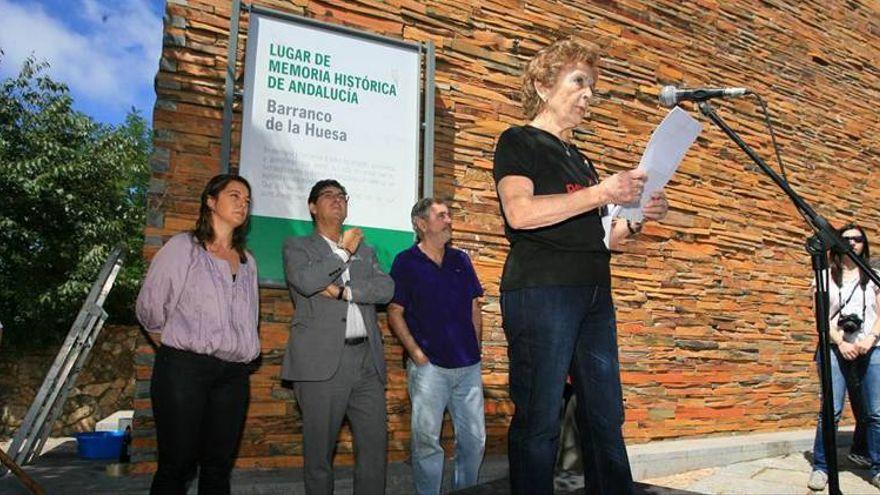 Isabel Ambrosio, Diego Valderas y Luis Naranjo, en un homenaje del 2011 en Trassierra.