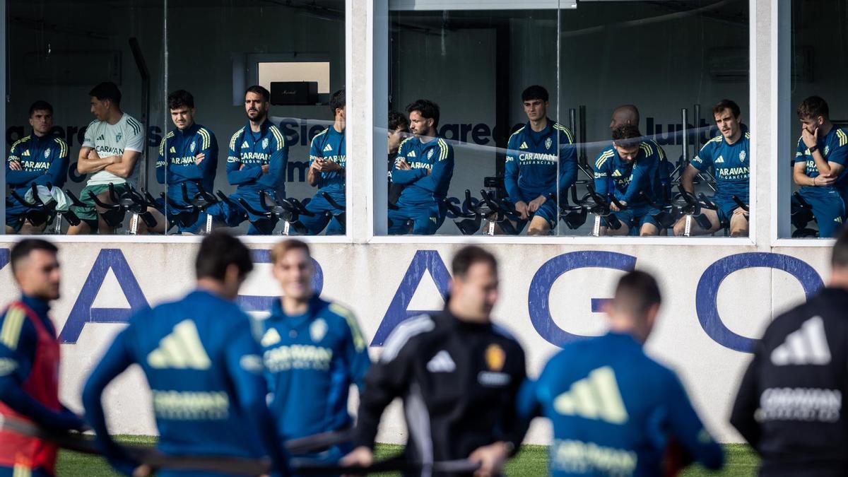 Sesión de recuperación del Real Zaragoza en la Ciudad Deportiva tras la victoria en el derbi frente al Huesca