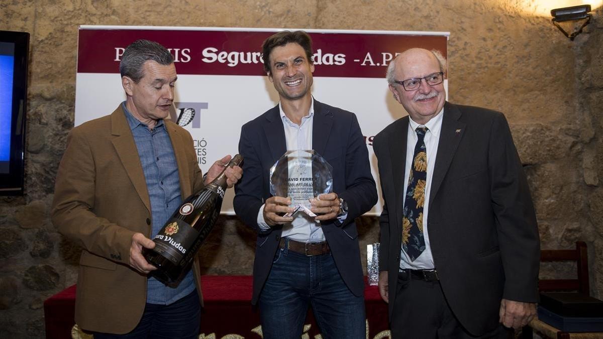 David Ferrer recibe el premio junto a a Toni Miró, director de comunicación de Segura Viudas, y Manel Serras, presidente de la APT