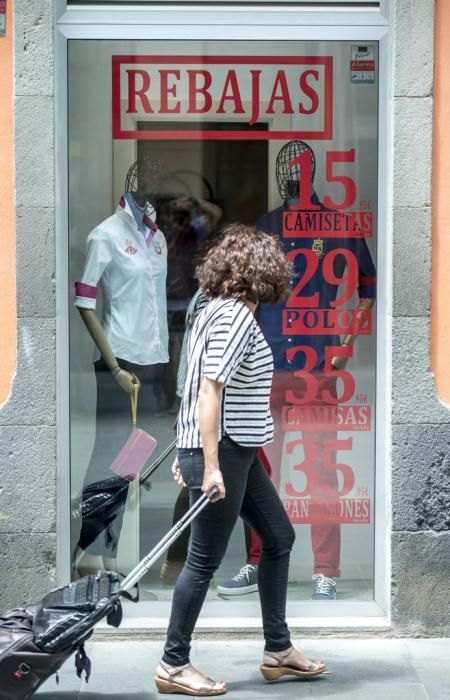 LAS PALMAS DE GRAN CANARIA A 30/06/2017. Rebajas de verano en las tiendas de la zona comercial de Triana. FOTO: J.PÉREZ CURBELO
