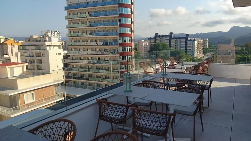 La nueva piscina 'infinity' en la azotea del hotel Bayrén de Gandia