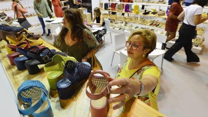 Visitantes en un expositor de calzado de la provincia en Momad Shoes.