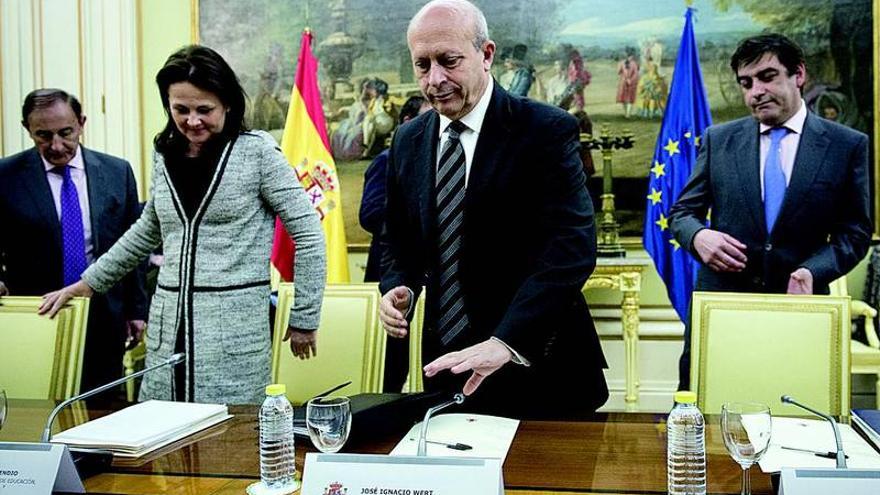 Plante de cinco autonomías a Wert por las reválidas y las becas