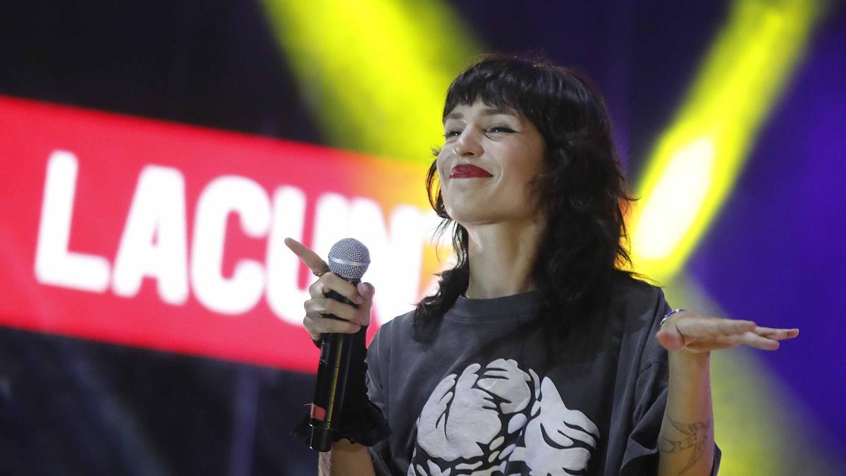 Natalia Lacunza durante su actuación en Los 40 Summer Live de Vigo en la playa de Samil