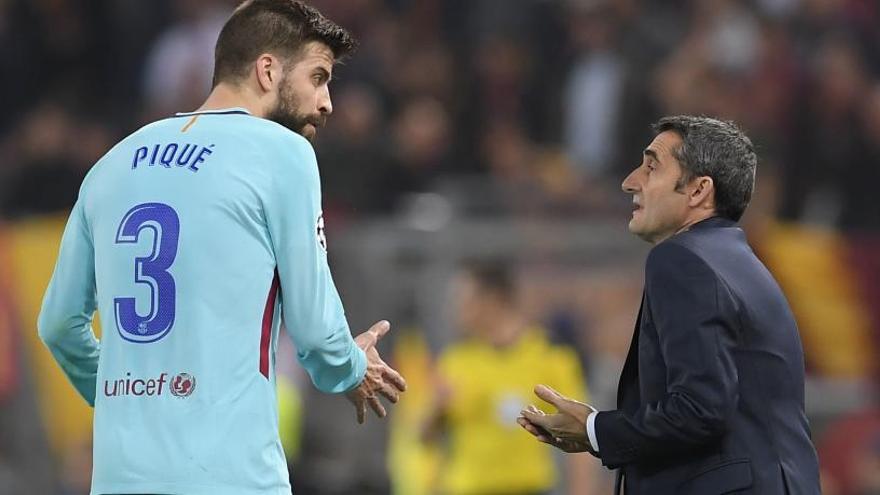 Valverde da instrucciones a Piqué.