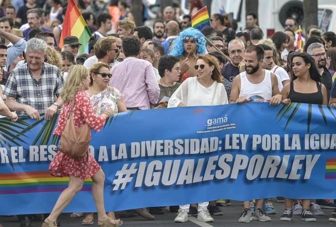 LAS PALMAS DE GRAN CANARIA A 24/06/2017. Este 2017 el lema del orgullo está vinculado a la demanda de la Ley de Igualdad LGTBI que combata los flecos pendientes para la igualdad legal y real. La manifestación discurrió por la avenida de Mesa y López hasta Santa Catalina. FOTO: J.PÉREZ CURBELO