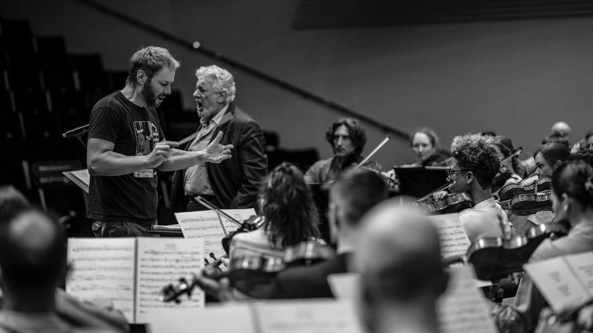 Plácido Domingo ensaya junto a la ADDA Simfònica en Alicante, en una foto cedida por la formación