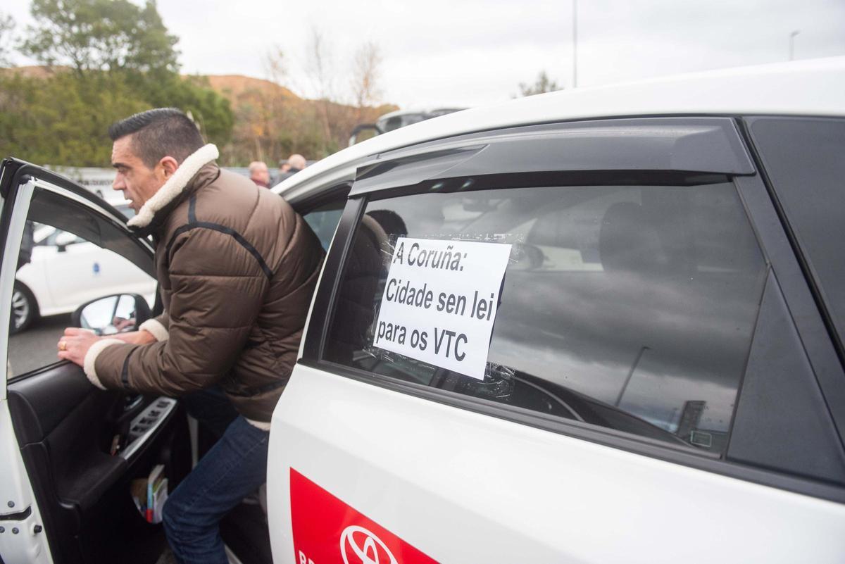 Los taxistas de A Coruña cortan Alfonso Molina y protestan en María Pita contra los VTC
