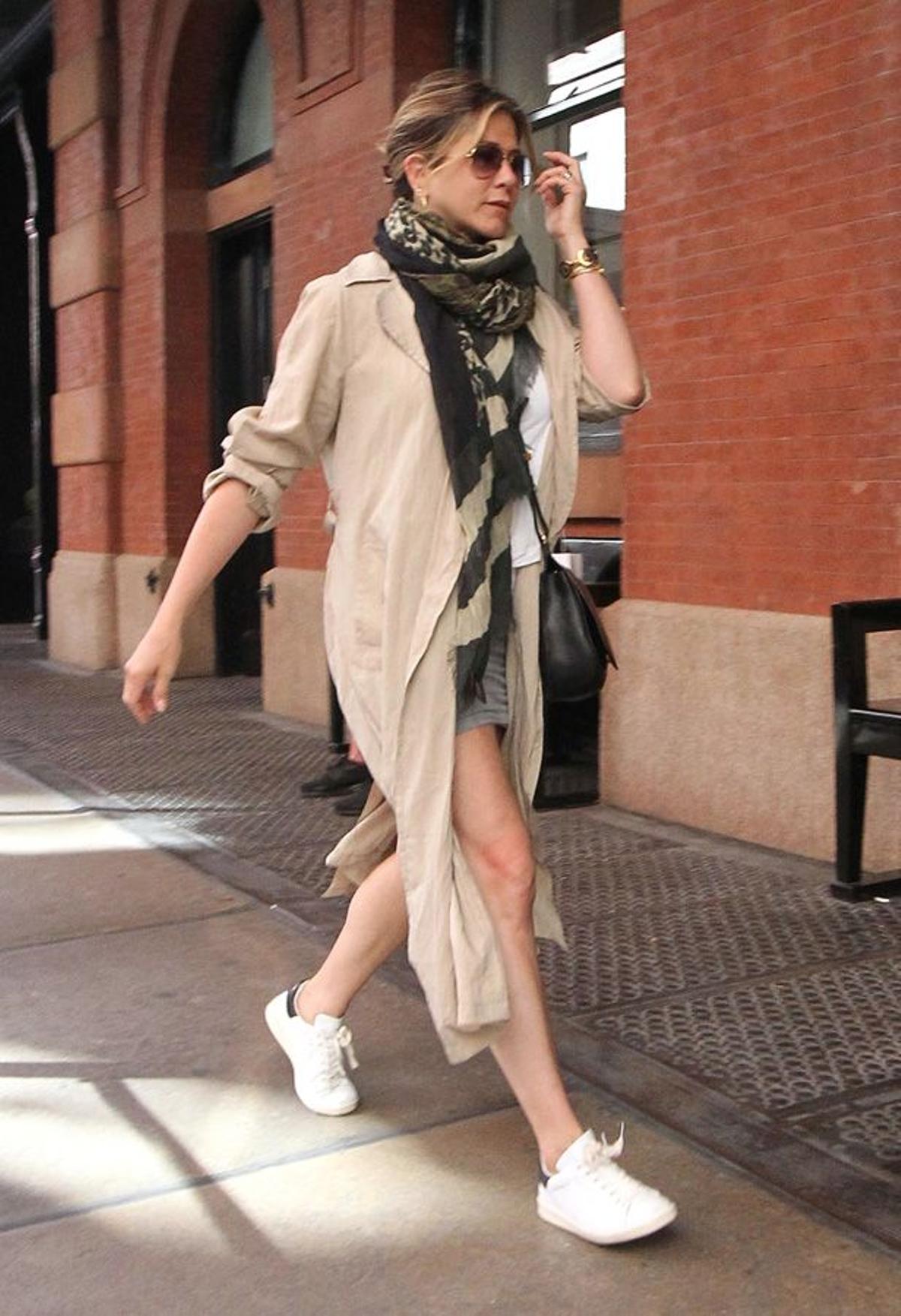 Jennifer Aniston con abrigo en verano